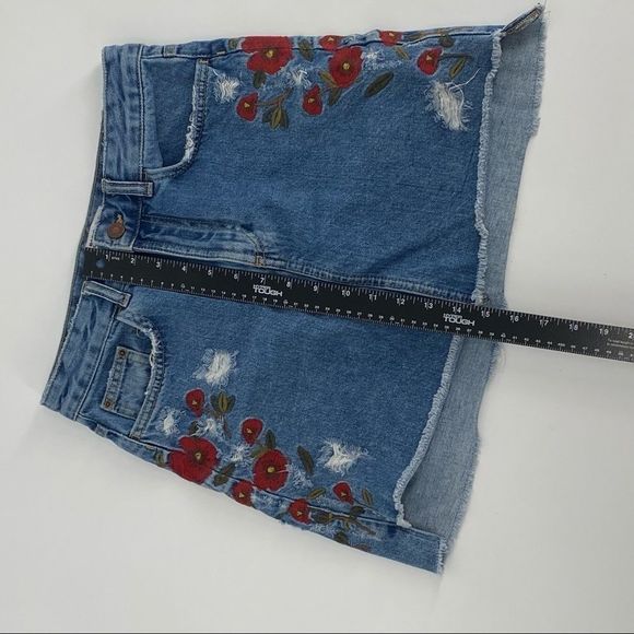 ZARA Red Flower Embroidered Distressed Denim sz XS {U} - Picture 3 of 6